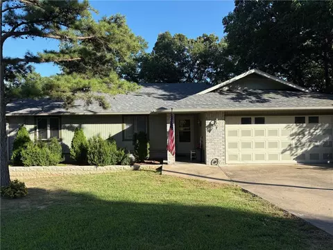 1 Brighstone Ln, Bella Vista, AR 72715