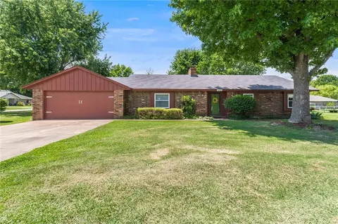 902 Dogwood Ln, Prairie Grove, AR 72753