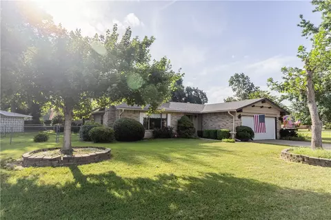 2815 W Highland Dr, Rogers, AR 72756