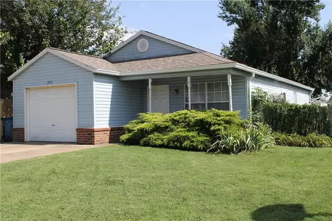 2504 SE 4th St, Bentonville, AR 72712
