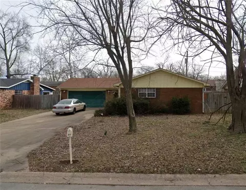 413 Rodric Cir, Siloam Springs, AR 72761