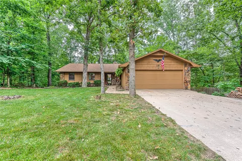19 Knighton Dr, Bella Vista, AR 72715