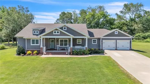 384 Whitcliff Dr, Cave Springs, AR 72718