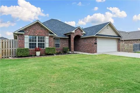 201 Sussex Ave, Lowell, AR 72745