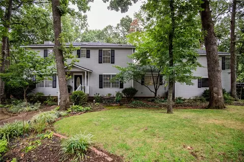 2240 N Big Oaks Dr, Fayetteville, AR 72703