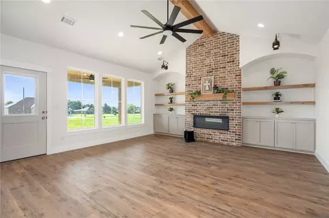 Living - 504 Waggoner Ln, Barling, AR 72923 photo 1 of 4