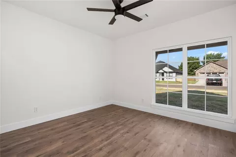 Bedroom - 504 Waggoner Ln, Barling, AR 72923 photo 6 of 9