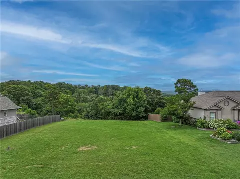 8 W Bluff Ln, Holiday Island, AR 72631