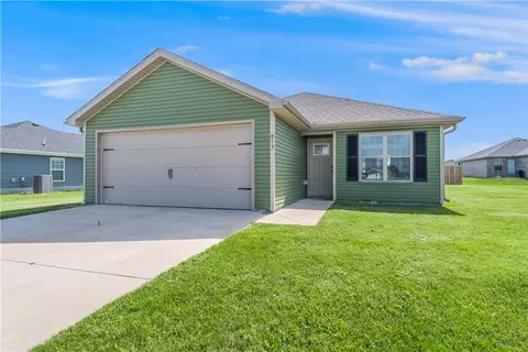 913 S Parrot Ln, Siloam Springs, AR 72761