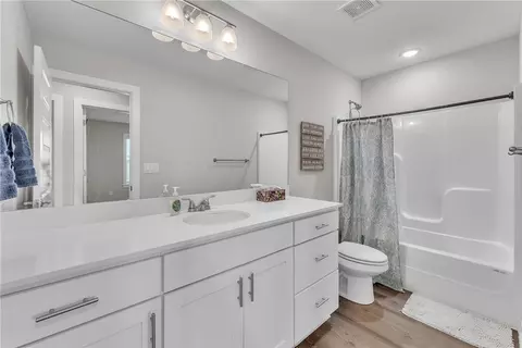 Bath - 4535 Leafield St, Springdale, AR 72764 photo 5 of 5