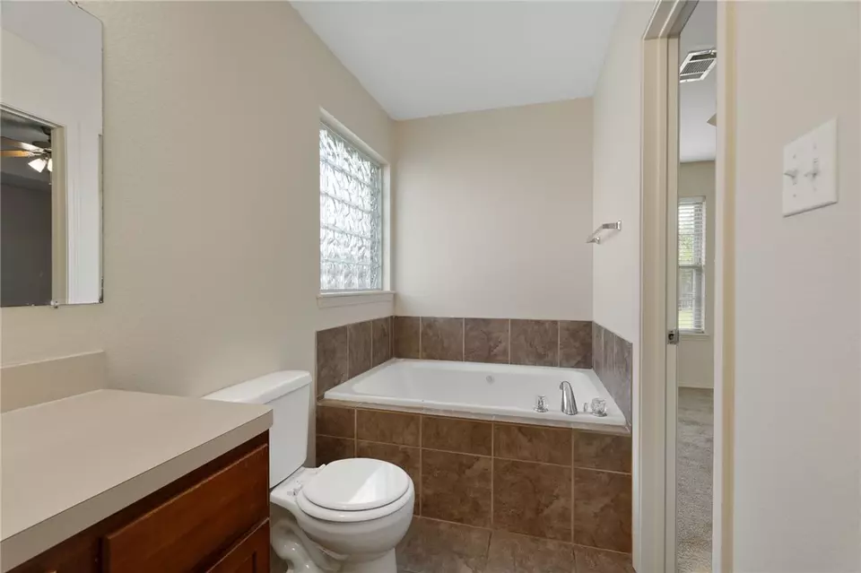 Bath - 2624 Red Oak Dr, Van Buren, AR 72956 photo 2 of 3