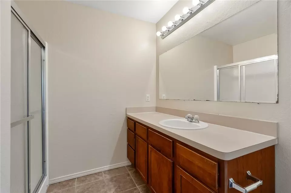 Bath - 2624 Red Oak Dr, Van Buren, AR 72956 photo 1 of 3