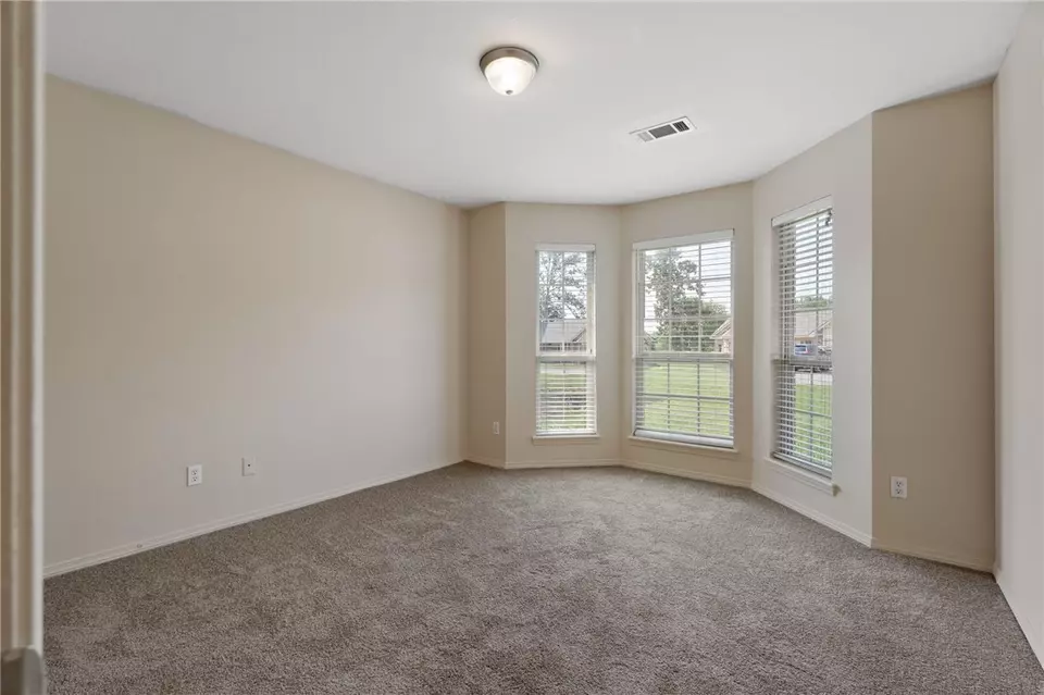 Bedroom - 2624 Red Oak Dr, Van Buren, AR 72956 photo 4 of 9