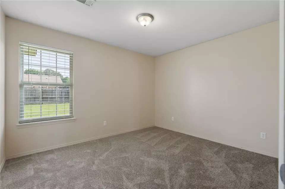 Bedroom - 2624 Red Oak Dr, Van Buren, AR 72956 photo 7 of 9
