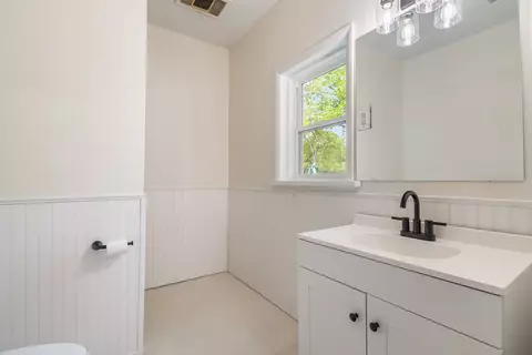 Bath - 301 Michael St, Springdale, AR 72764 photo 3 of 5