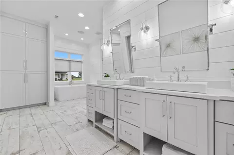 Bath - 5888 E Sparkling Rd, Springdale, AR 72764 photo 1 of 8