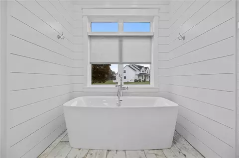 Bath - 5888 E Sparkling Rd, Springdale, AR 72764 photo 3 of 8