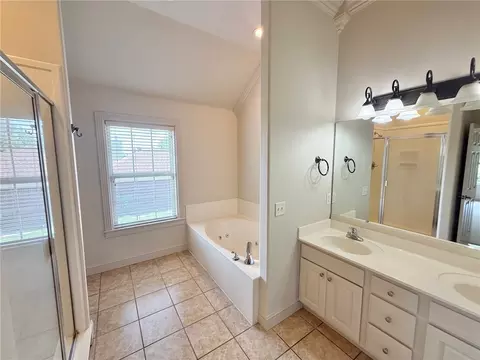 Bath - 5541 Blake Ln, Springdale, AR 72762 photo 1 of 3