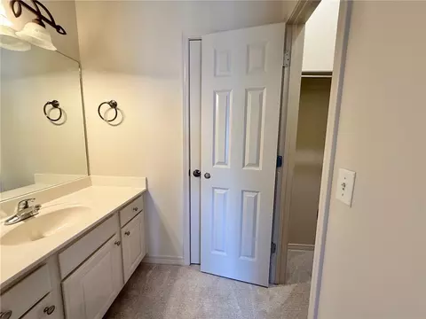 Bath - 5541 Blake Ln, Springdale, AR 72762 photo 2 of 3