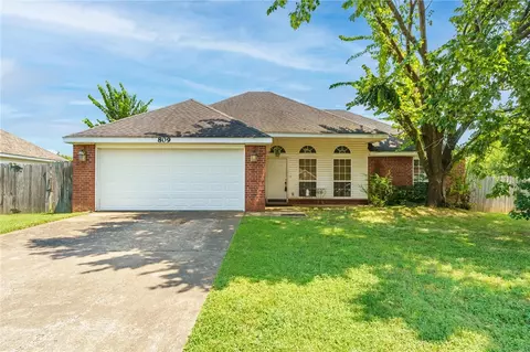 809 Crystal St, Lowell, AR 72745