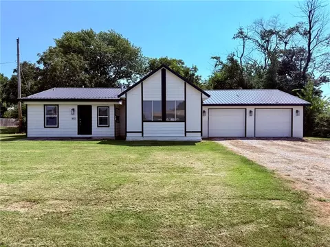 802 SE 2nd Ave, Gravette, AR 72736