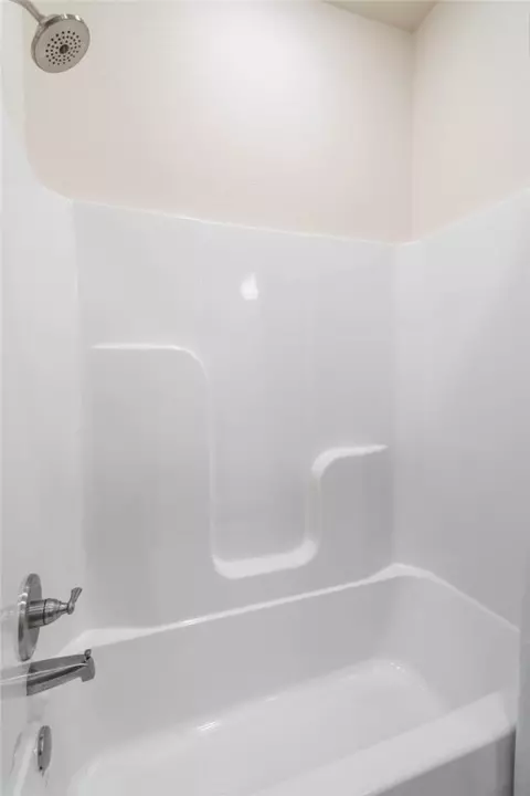 Bath - 1229 Oak Bend Loop, Springdale, AR 72762 photo 7 of 7