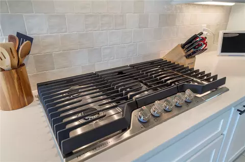 Kitchen - 1229 Oak Bend Loop, Springdale, AR 72762 photo 4 of 5