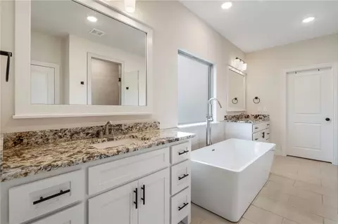 Bath - 1229 Oak Bend Loop, Springdale, AR 72762 photo 3 of 7
