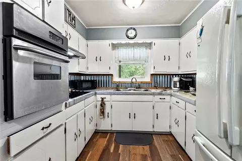 Kitchen - 5339 Huzzah Dr, Harrison, AR 72601 photo 1 of 2