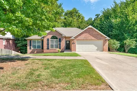 5104 W New Bridge Rd, Fayetteville, AR 72704