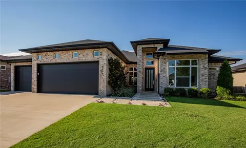 8704 W Flycatcher Pl, Bentonville, AR 72713