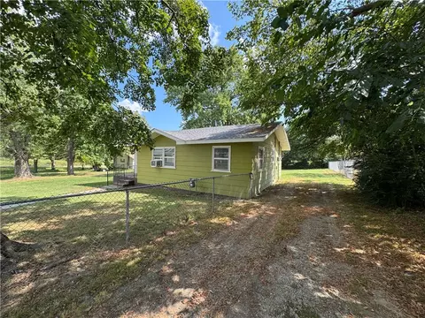 117 E Russell St, Goodman, MO 64843 photo 2