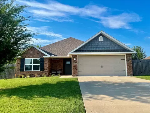 880 Iroquois Dr, Prairie Grove, AR 72753