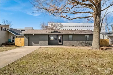 906 Convair St, Bentonville, AR 72712