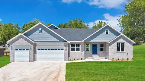 28 Lakeside Dr, Holiday Island, AR 72631