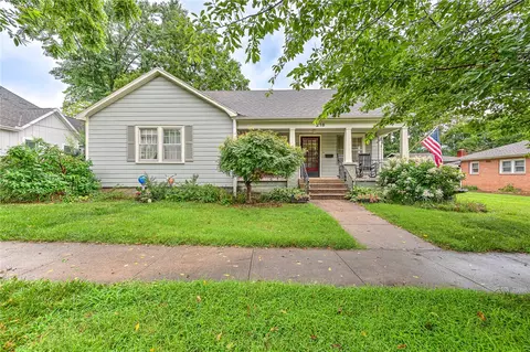 218 SW E St, Bentonville, AR 72712