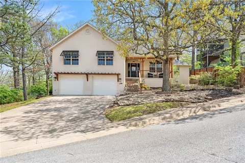 1136 N Oak Dr, Fayetteville, AR 72701