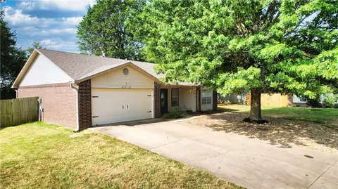 2812 Center St, Rogers, AR 72756