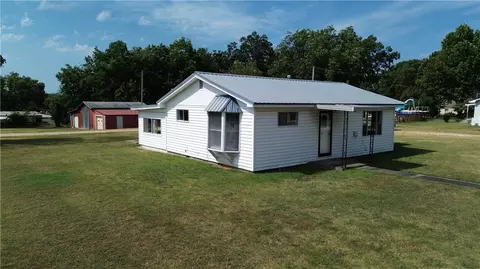 904 W 7 St, Grove, OK 74344