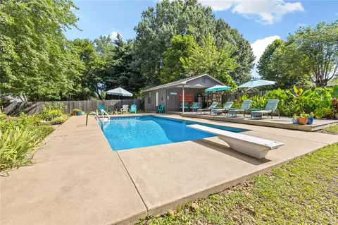 1161 Huntington Dr, Fayetteville, AR 72701