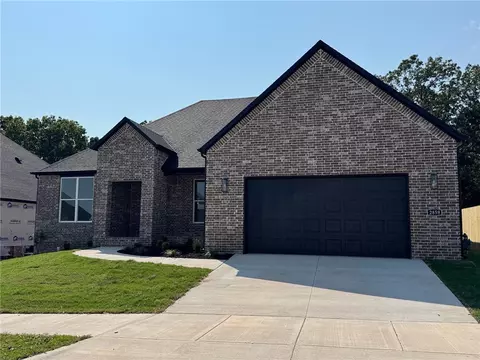 2859 N Grey Squirrel Dr, Fayetteville, AR 72704