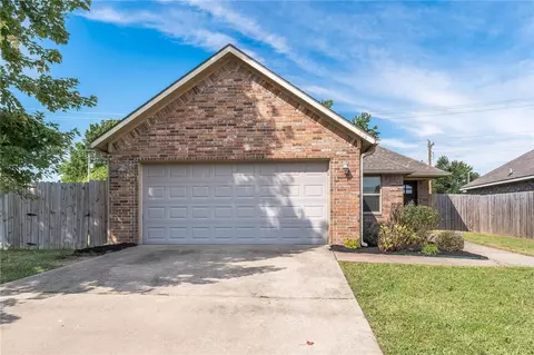 912 SW Crownview St, Bentonville, AR 72712