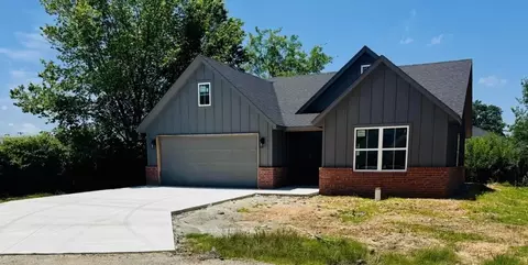 102 Zachary Dr, Grove, OK 74344