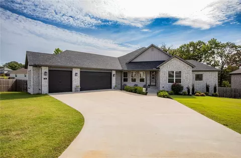 705 Oriole Dr, Springdale, AR 72762