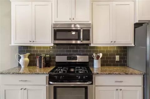 Kitchen - 241 Cisterna Dr, Centerton, AR 72719 photo 2 of 2