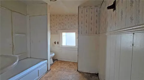 Bath - 1008 Vine St, Paris, AR 72855 photo 1 of 1
