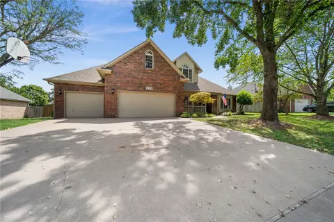 102 Fox Glove Ln, Bentonville, AR 72712