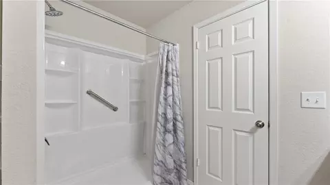 Bath - 210 E Kara Ln, Rogers, AR 72758 photo 3 of 3