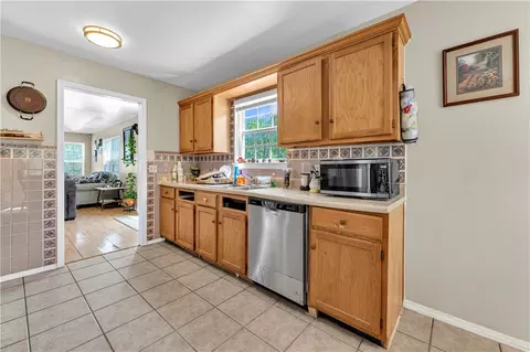 Kitchen - 2871 Commons Ave, Springdale, AR 72764 photo 2 of 3
