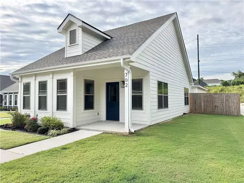 702 NE Heights Ln, Bentonville, AR 72712
